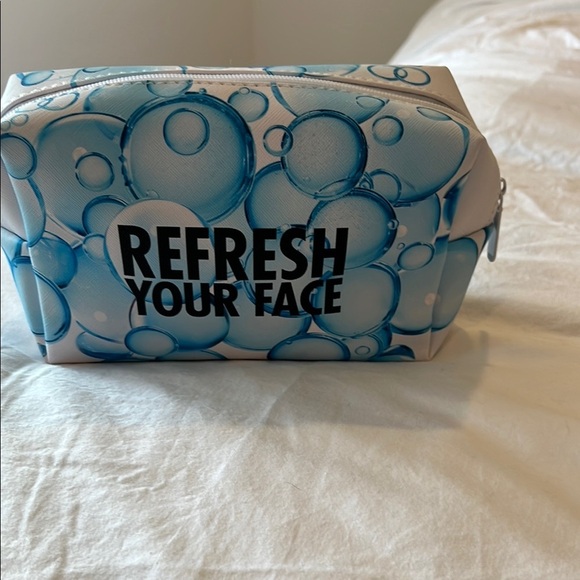 Neutrogena Makeup Bag & Black Sleep Mask for Immersive Relaxation - Picture 6 of 6